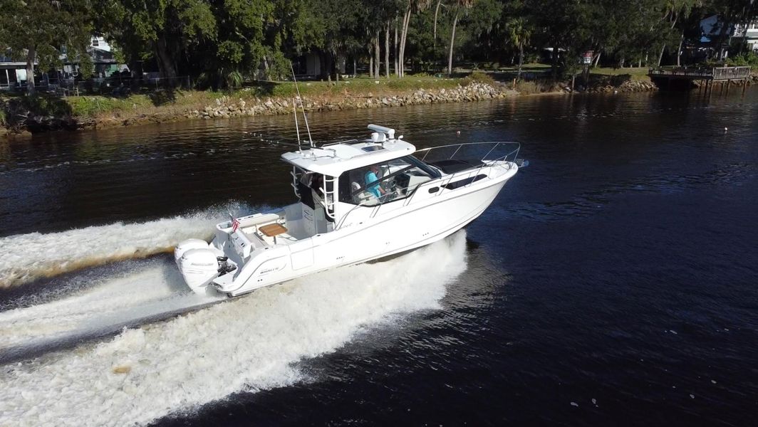 2020 Boston Whaler 325 Conquest