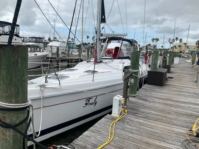 Truly Yacht Photos Pics 