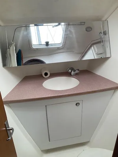 Truly Yacht Photos Pics Forward head IMG_0199.jpg