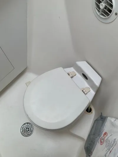 Truly Yacht Photos Pics Forward head IMG_0201.jpg