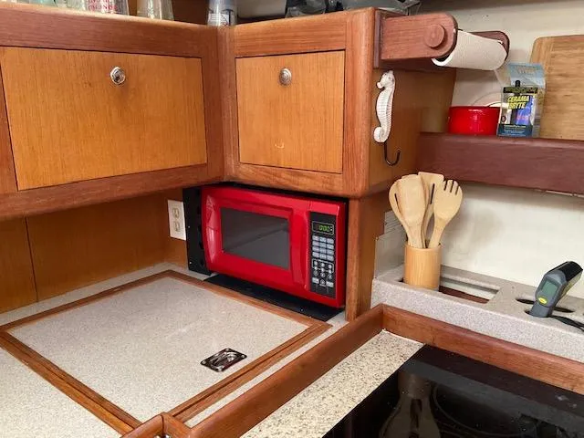 Truly Yacht Photos Pics Galey Microwave-Refrigerator IMG_0229.jpg