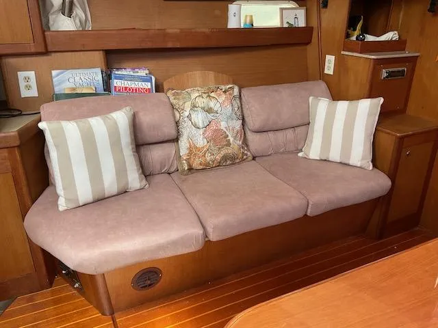 Truly Yacht Photos Pics Salon port IMG_0248.jpg