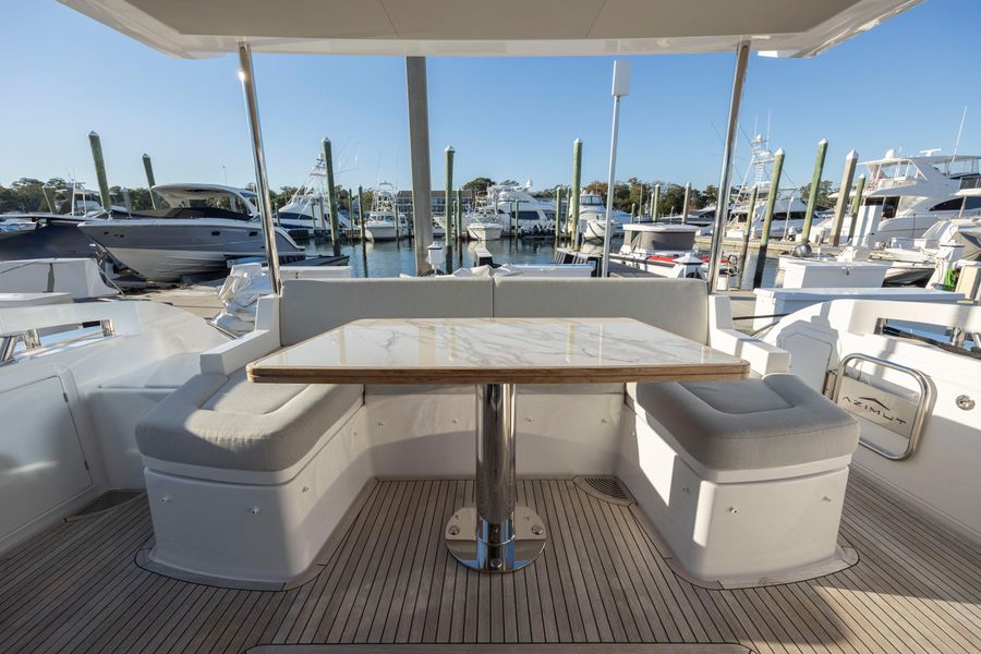 2019 Azimut 55 flybridge