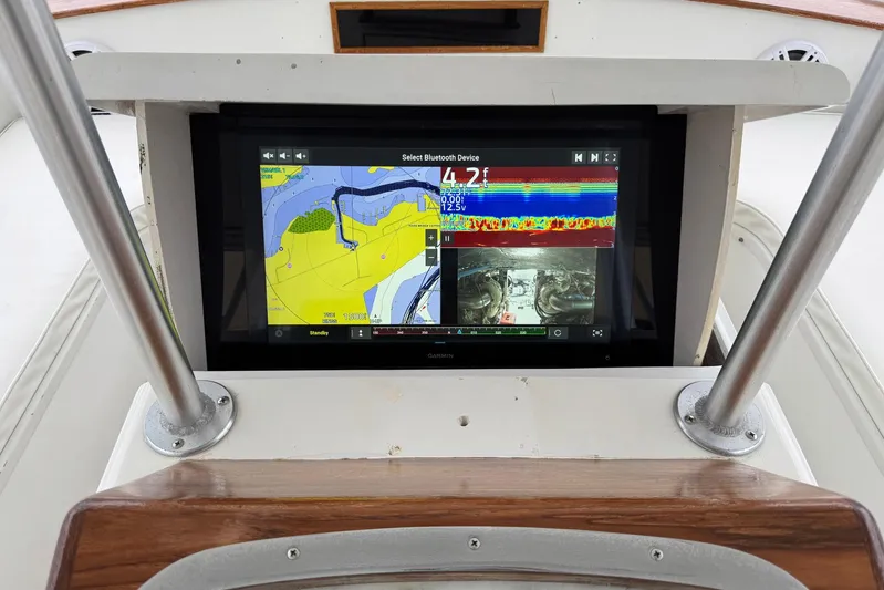 High Tide Yacht Photos Pics Navigation display on 1988 Buddy Davis 47 Convertible boat, showing maps and sonar data.