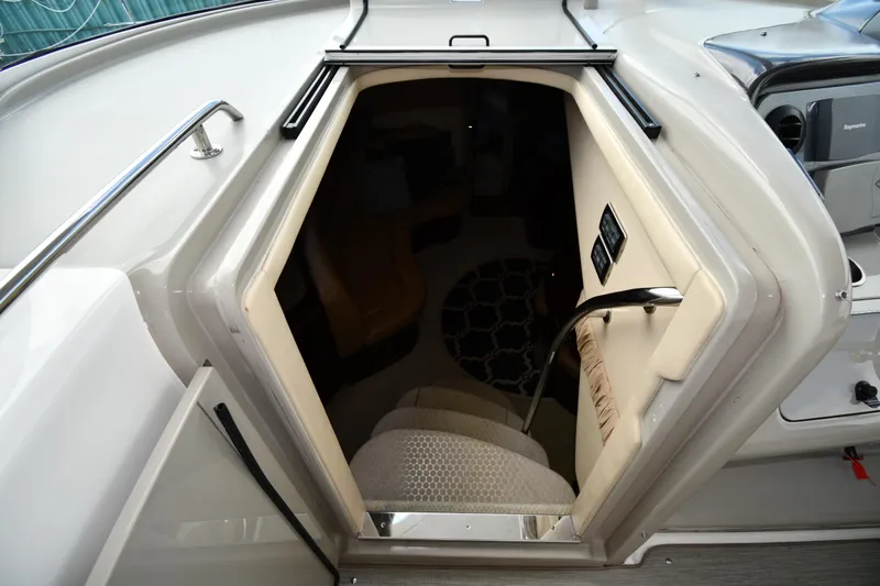 Seriously Yacht Photos Pics 2005 Sea Ray 390 Motor Yacht cabin entrance with interior view.