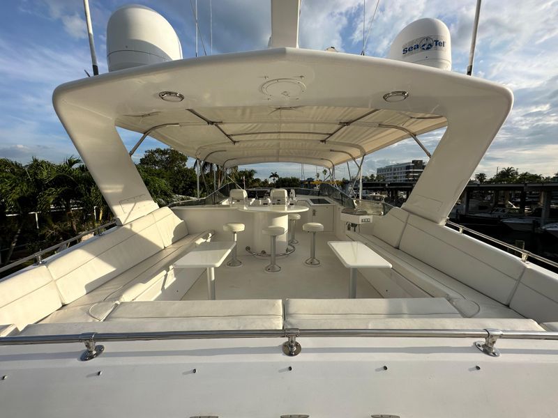 1998 Hatteras 65 Sport Deck Motor Yacht