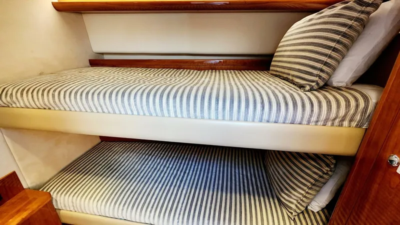 Magine Yacht Photos Pics 2015 Riviera 565 Suv - Image 38