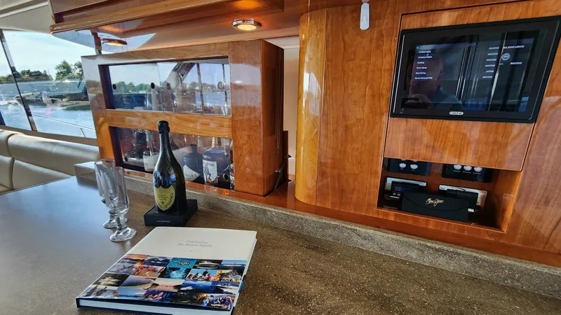 Magine Yacht Photos Pics 2015 Riviera 565 Suv - Image 16