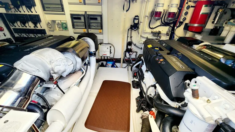 Magine Yacht Photos Pics 2015 Riviera 565 Suv - Image 41