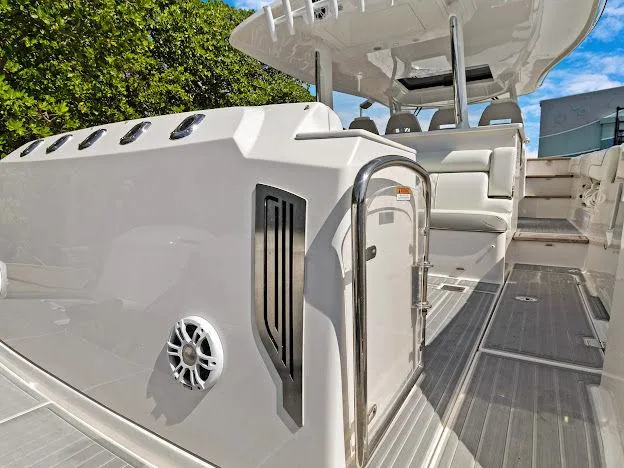  Yacht Photos Pics 2021 Regal 38 Sav - Image 7