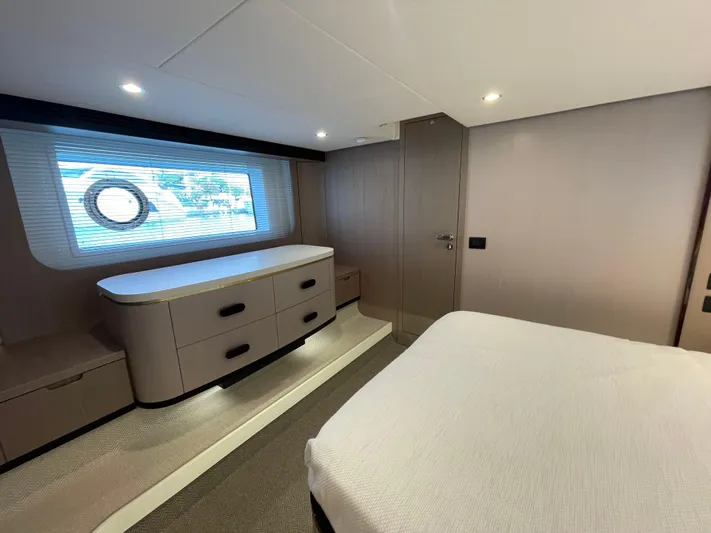 Melita Yacht Photos Pics Luxurious bedroom interior of Azimut 60 Flybridge 2023 yacht with modern furnishings.