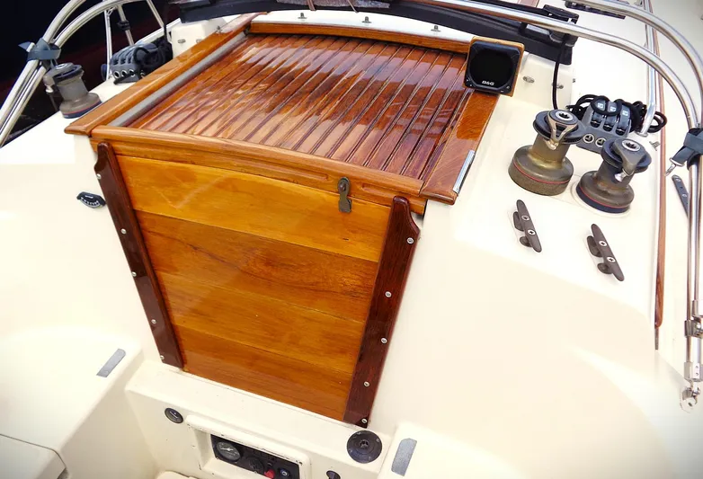 Scout Yacht Photos Pics Cockpit of 1998 Pacific Seacraft 34 sailboat with wooden hatch and winches.