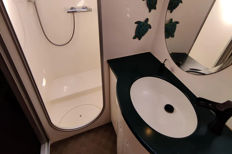  Yacht Photos Pics Master Head