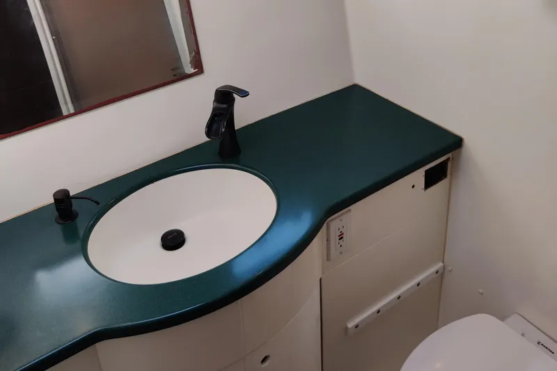  Yacht Photos Pics Guest Head