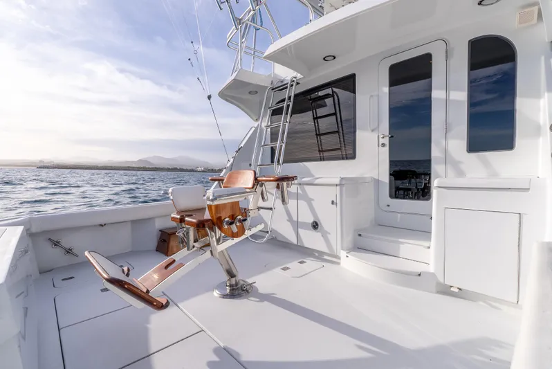 Determined Yacht Photos Pics 2003 Hatteras 60 Convertible yacht deck with fishing chair, ocean view.