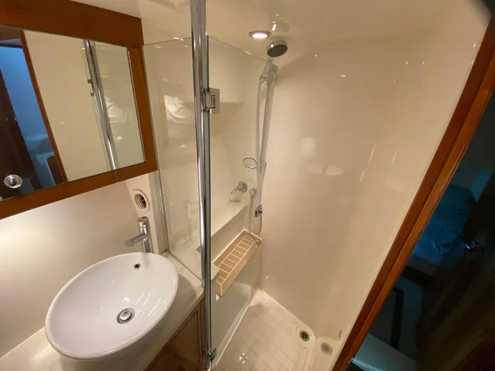  Yacht Photos Pics 2016 RIVIERA 43 FLY - Image 23