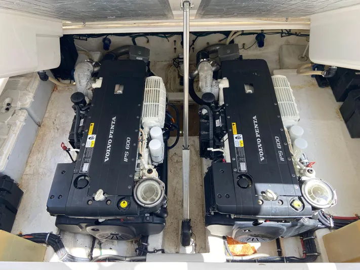  Yacht Photos Pics 2016 RIVIERA 43 FLY - Image 36