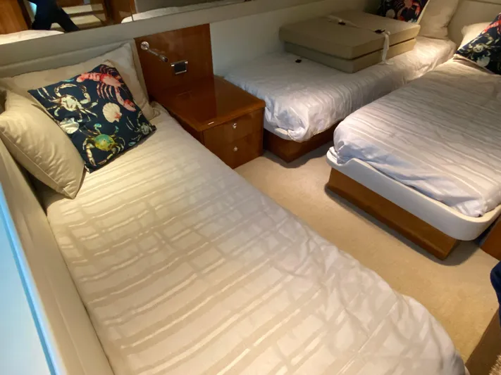  Yacht Photos Pics 2016 RIVIERA 43 FLY - Image 18