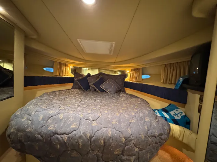 Castaways Yacht Photos Pics Cozy cabin interior of 2000 Sea Ray 380 Sundancer with plush bedding.