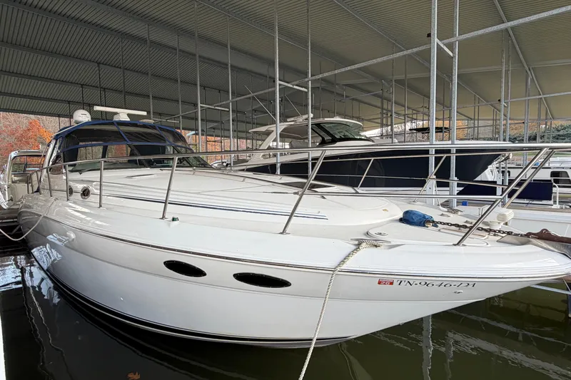 Castaways Yacht Photos Pics 2000 Sea Ray 380 Sundancer docked in a covered marina.