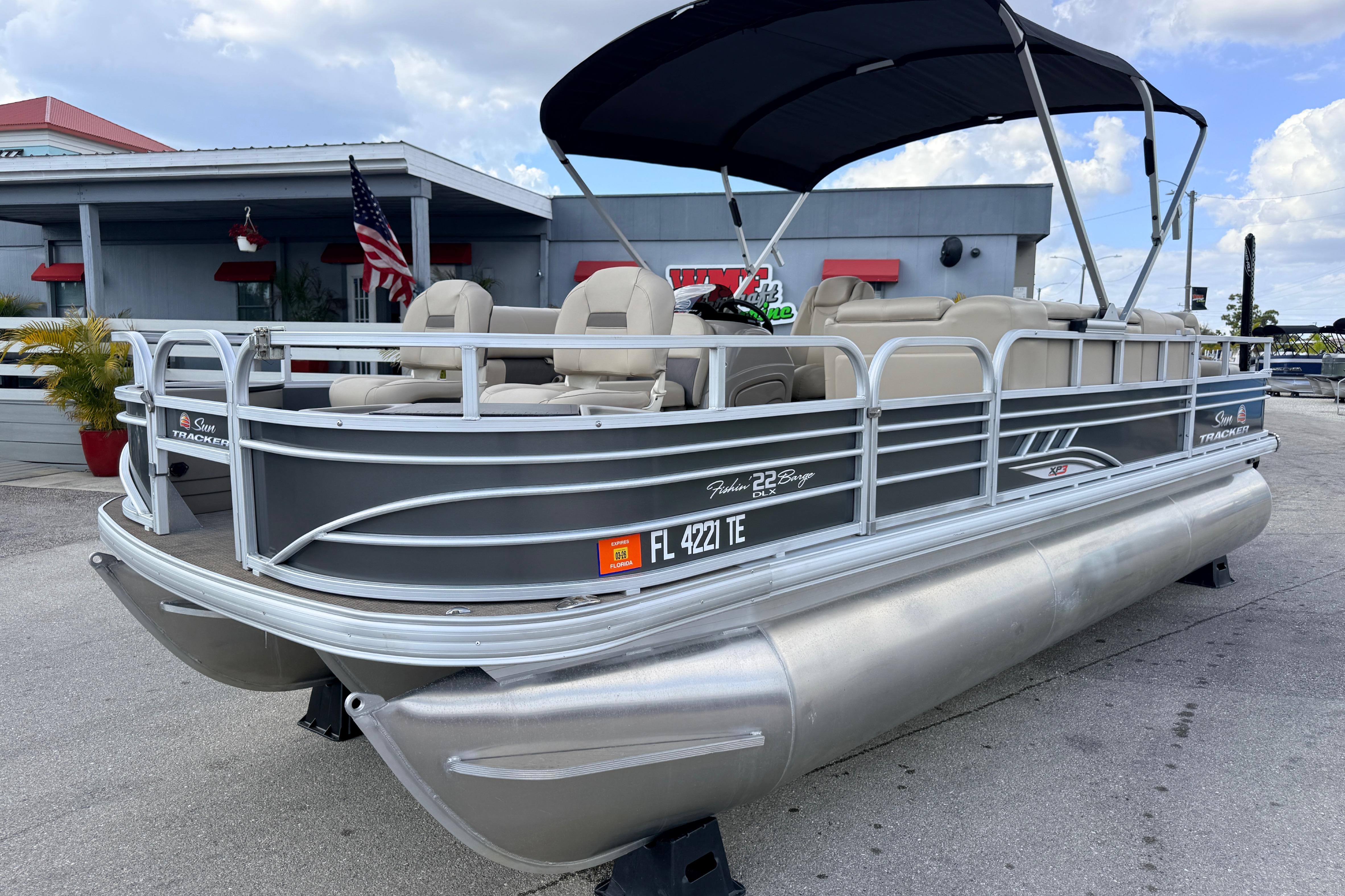 Sun Tracker Fishin' Barge 22 DLX