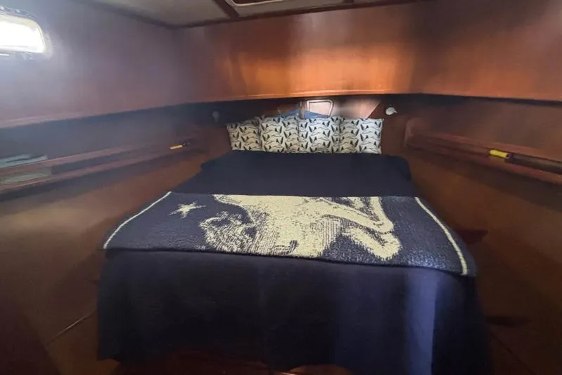  Yacht Photos Pics Cozy cabin interior of 2006 Mariner Orient with nautical-themed bedding.