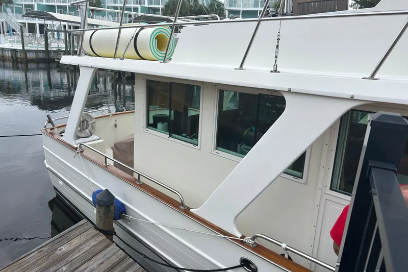  Yacht Photos Pics 2006 Mariner Orient boat docked, featuring white exterior and deck equipment.