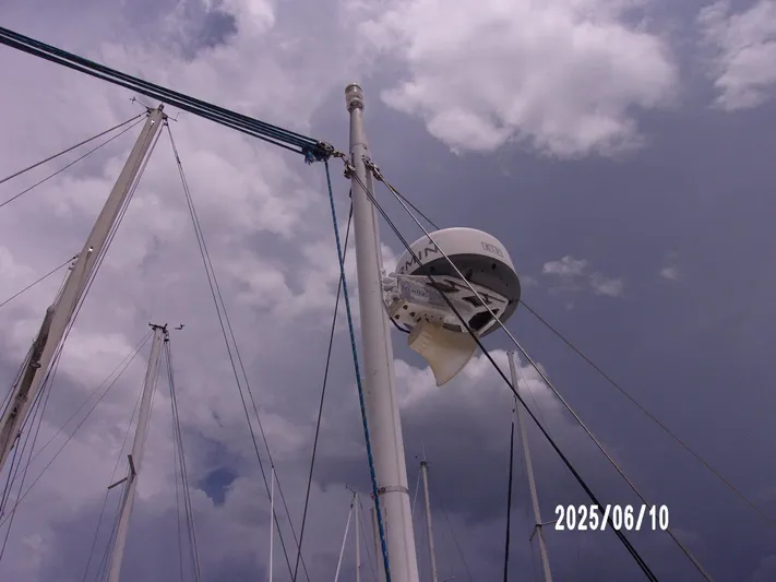 Chesapeake Yacht Photos Pics Mast of 1986 Kadey-Krogen Manatee 36 sailboat against cloudy sky.