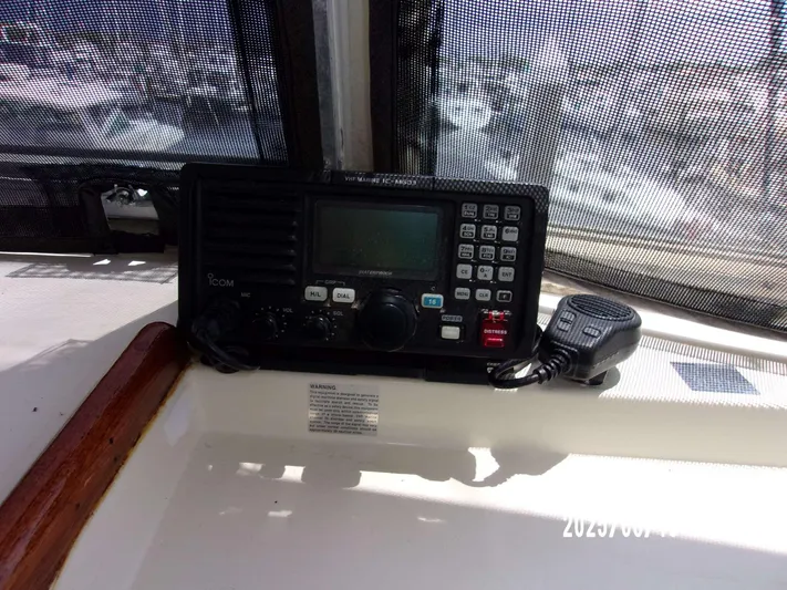 Chesapeake Yacht Photos Pics ICOM radio on 1986 Kadey-Krogen Manatee 36 boat dashboard.