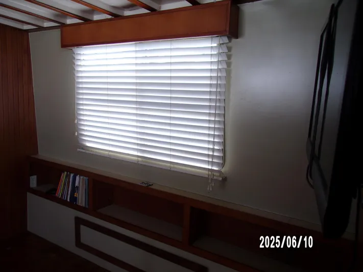 Chesapeake Yacht Photos Pics Interior of 1986 Kadey-Krogen Manatee 36 with window blinds and wooden shelves.