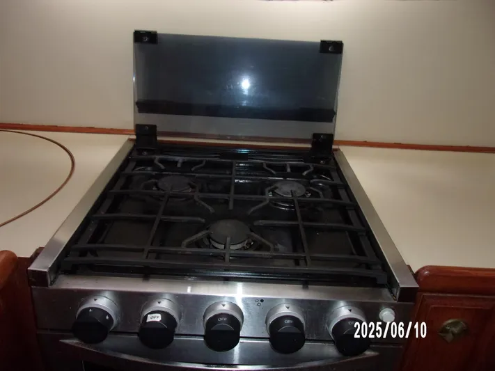 Chesapeake Yacht Photos Pics Gas stove in 1986 Kadey-Krogen Manatee 36 yacht kitchen, dated 2025/06/10.