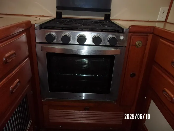 Chesapeake Yacht Photos Pics Stainless steel oven in 1986 Kadey-Krogen Manatee 36 yacht kitchen.