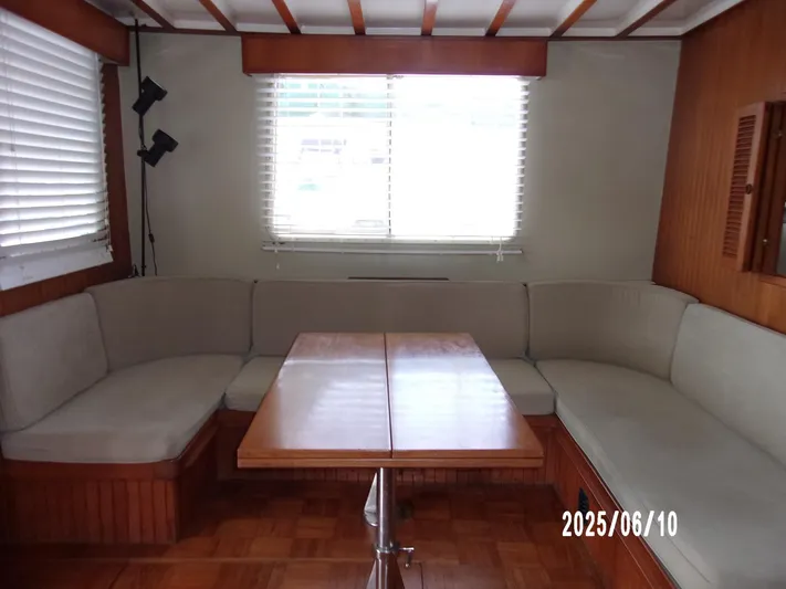 Chesapeake Yacht Photos Pics Interior of 1986 Kadey-Krogen Manatee 36 with cozy seating and wooden table.