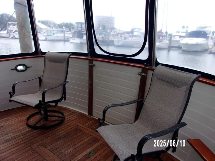 Chesapeake Yacht Photos Pics 1986 Kadey-Krogen Manatee 36 boat interior with two chairs, docked at marina.